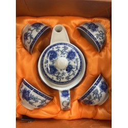 BLUE AND WHITE PEONY DESIGN TEA SET  5.00 PIECE