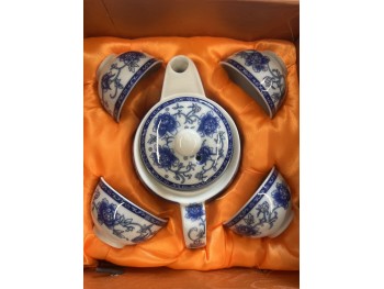 BLUE AND WHITE PEONY DESIGN TEA SET  5.00 PIECE